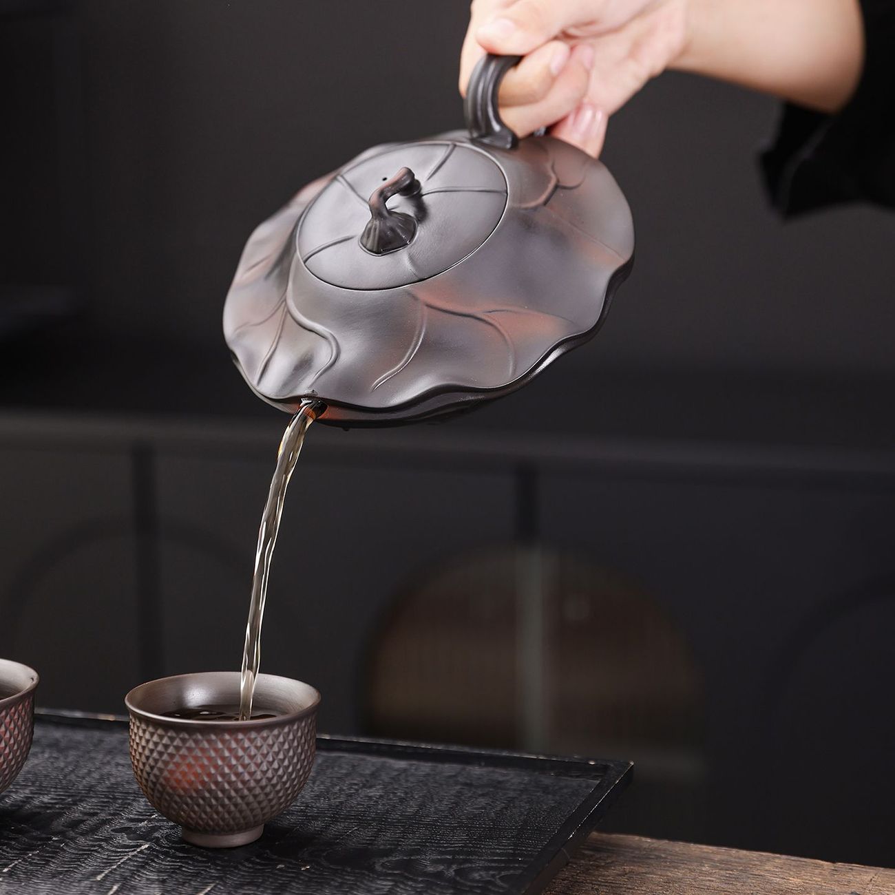 正宗原礦紫陶浮雕富甲天下荷韻 • 荷花壺┃350cc大容量紫砂鳳鳴壺 純手工大師范明偉匠心之作,泡茶更醇香! 正宗原礦紫陶浮雕富甲天下荷韻 • 荷花壺┃350cc大容量紫砂鳳鳴壺 純手工大師范明偉匠心之作,泡茶更醇香!