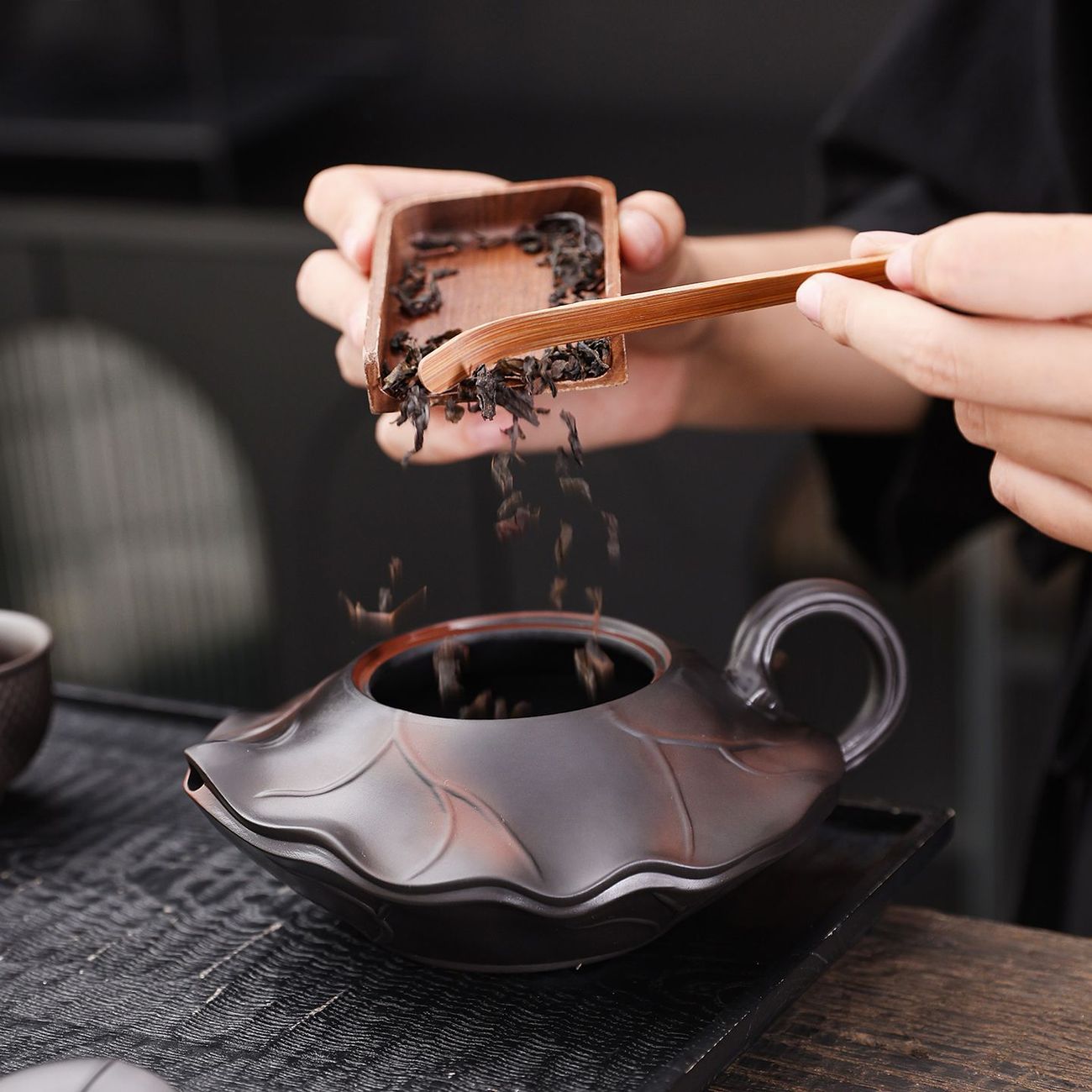 正宗原礦紫陶浮雕富甲天下荷韻 • 荷花壺┃350cc大容量紫砂鳳鳴壺 純手工大師范明偉匠心之作,泡茶更醇香! 正宗原礦紫陶浮雕富甲天下荷韻 • 荷花壺┃350cc大容量紫砂鳳鳴壺 純手工大師范明偉匠心之作,泡茶更醇香!